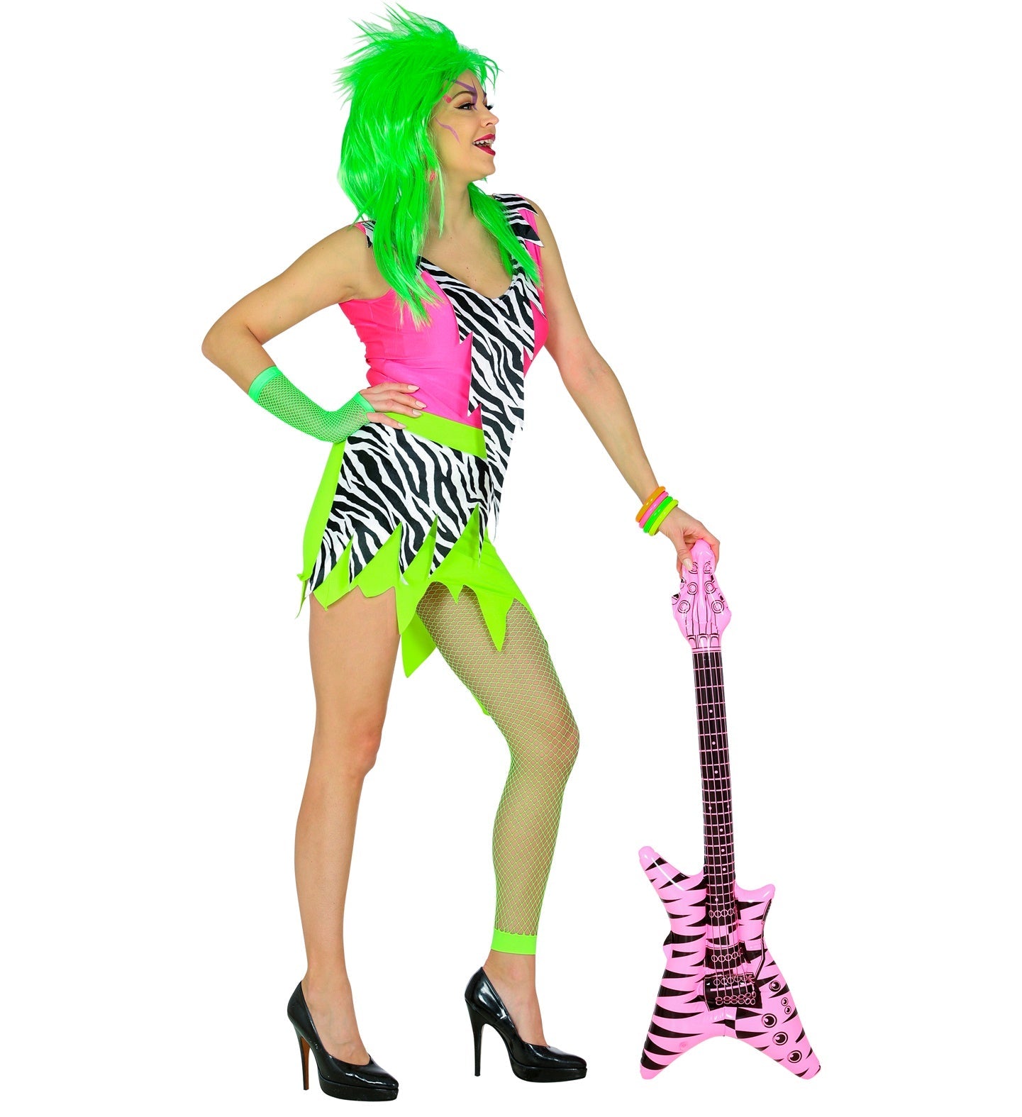 Frau in neonfarbenem 80er-Jahre-Kleid mit Netzhandschuhen und Gitarre.