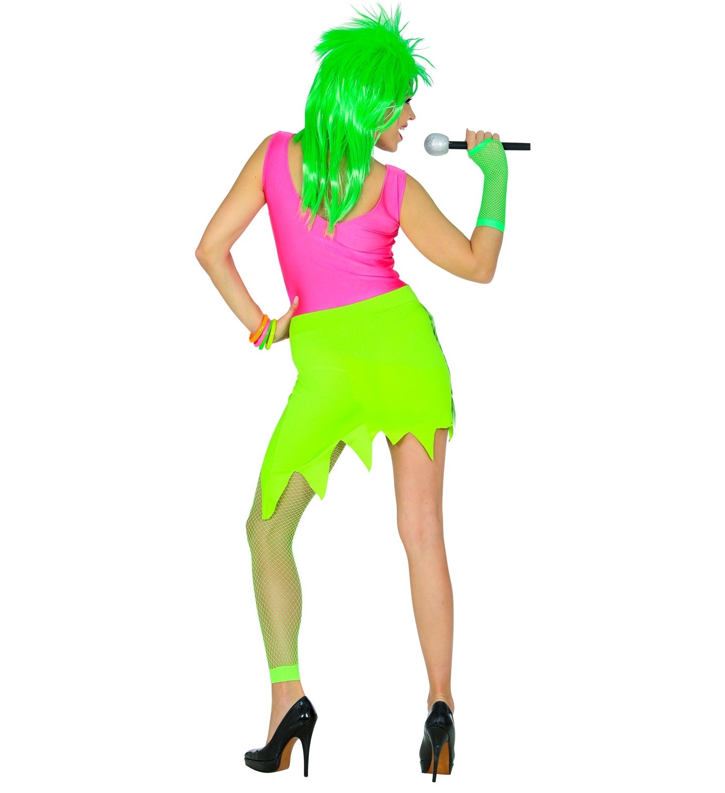 Frau in 80er Neon-Kleid mit Netzhandschuhen, grüner Perücke und Mikrofon.