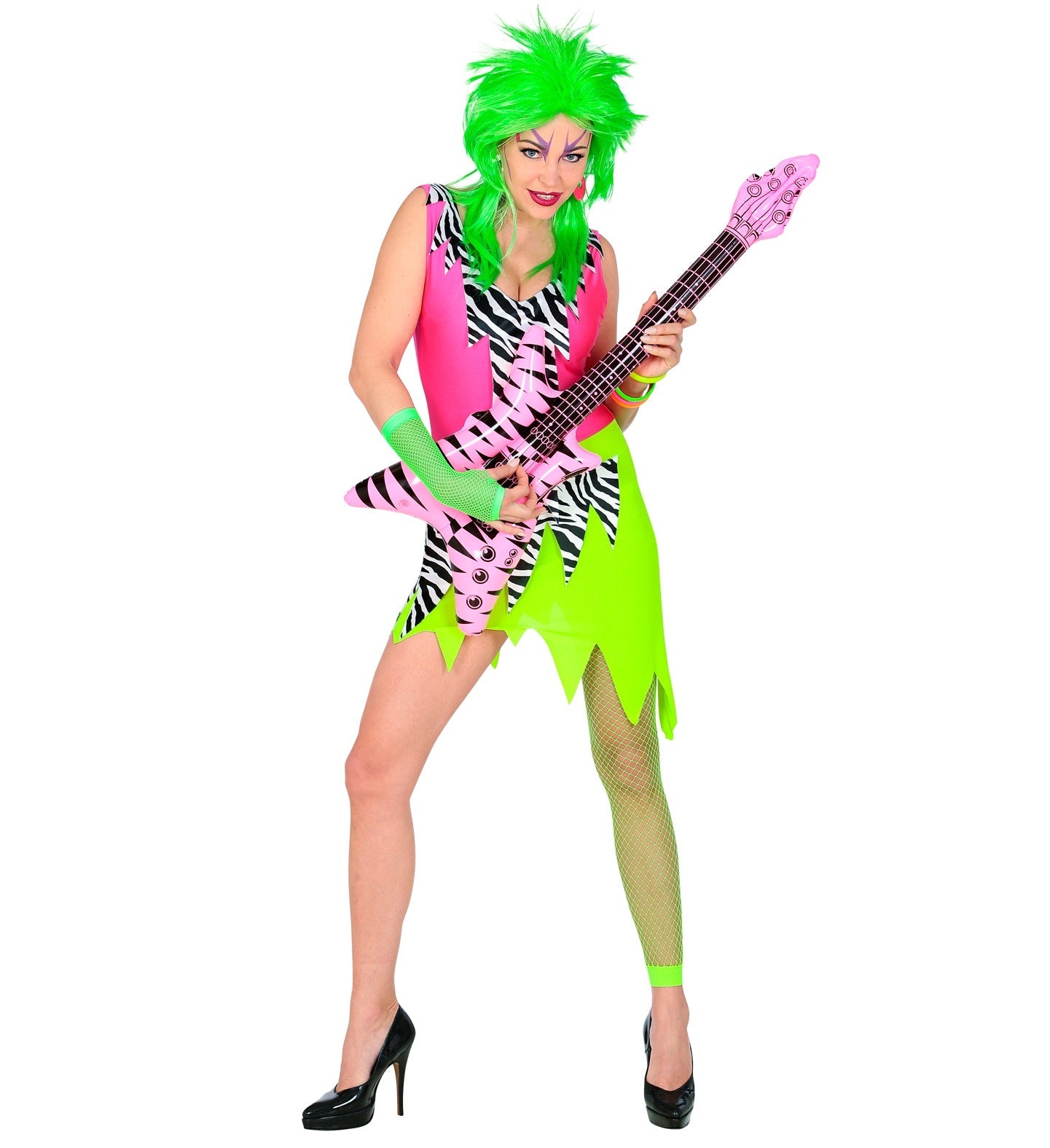 Frau in neonfarbenem 80er-Jahre-Kleid mit Netzhandschuhen und Gitarre.