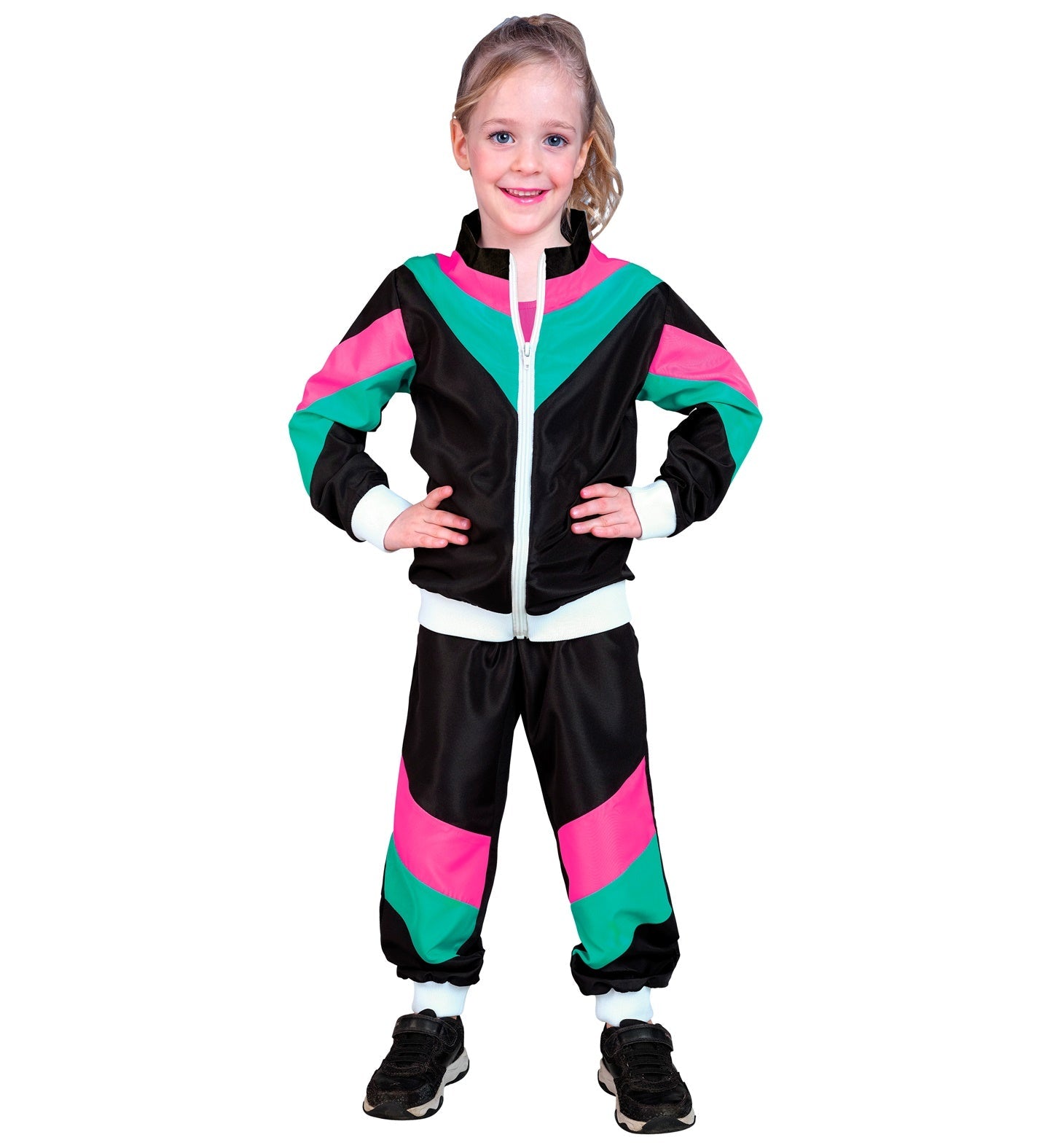 Mädchen in schwarzem 80er-Jahre Jogginganzug mit pinken und grünen Streifen.