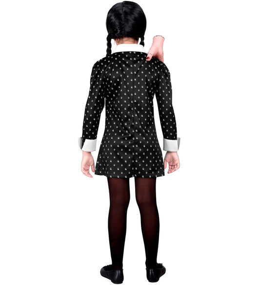 Kind trägt schwarzes Wednesday Addams Kostüm mit weißem Kragen und charakteristischem Zopf