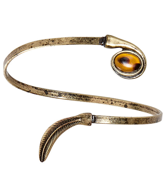 Altgoldenes Armband mit Lorbeerblatt und Bernsteinjuwel auf einem weißen Hintergrund.