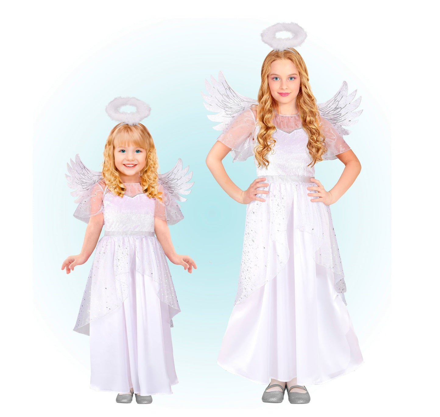 Mädchen trägt weißes Engelkostüm mit silbernen Sternen, Flügeln und Heiligenschein.