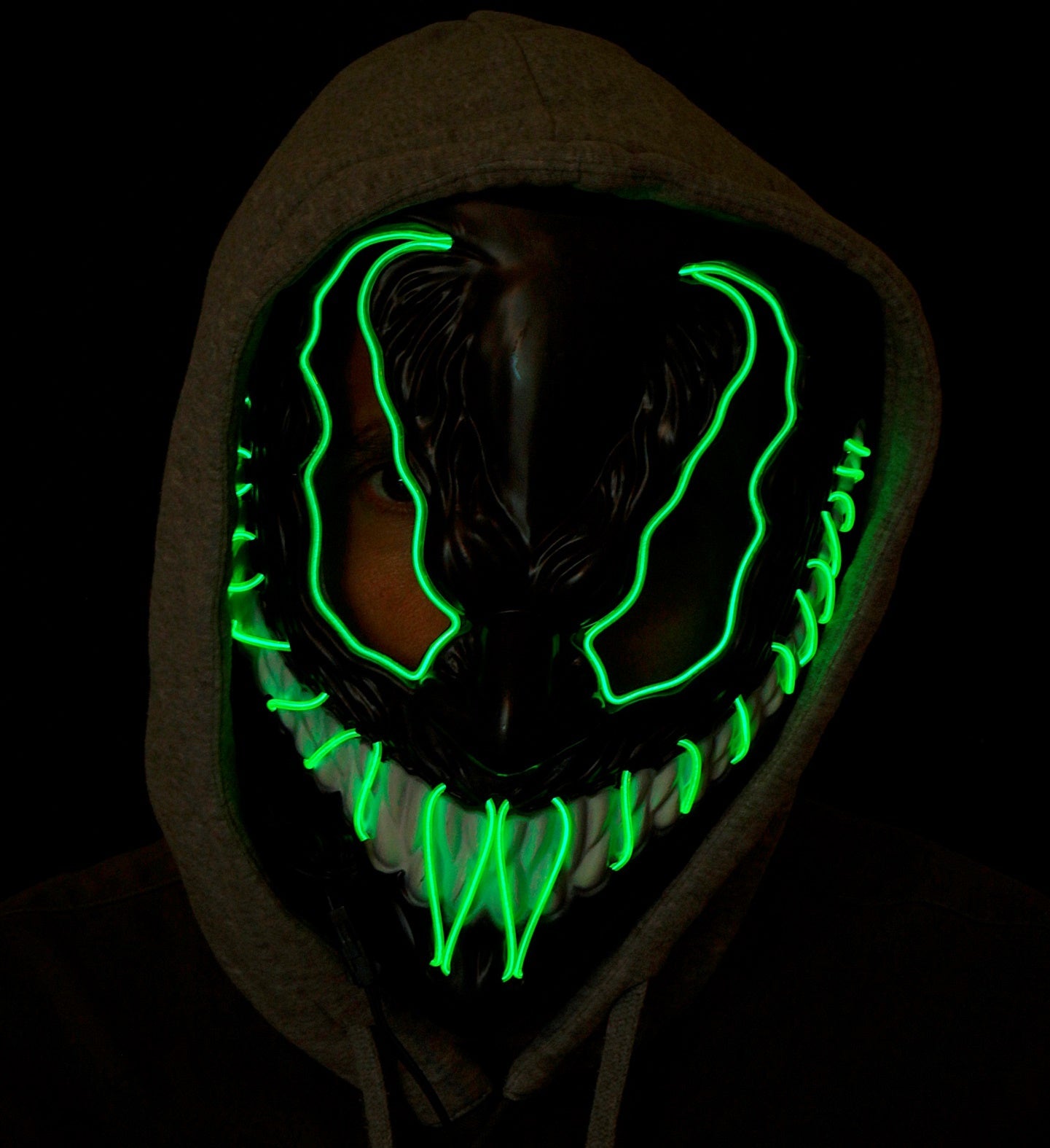 Grüne Monstermaske mit LED-Beleuchtung, leuchtet und passt sich dem Gesicht an.