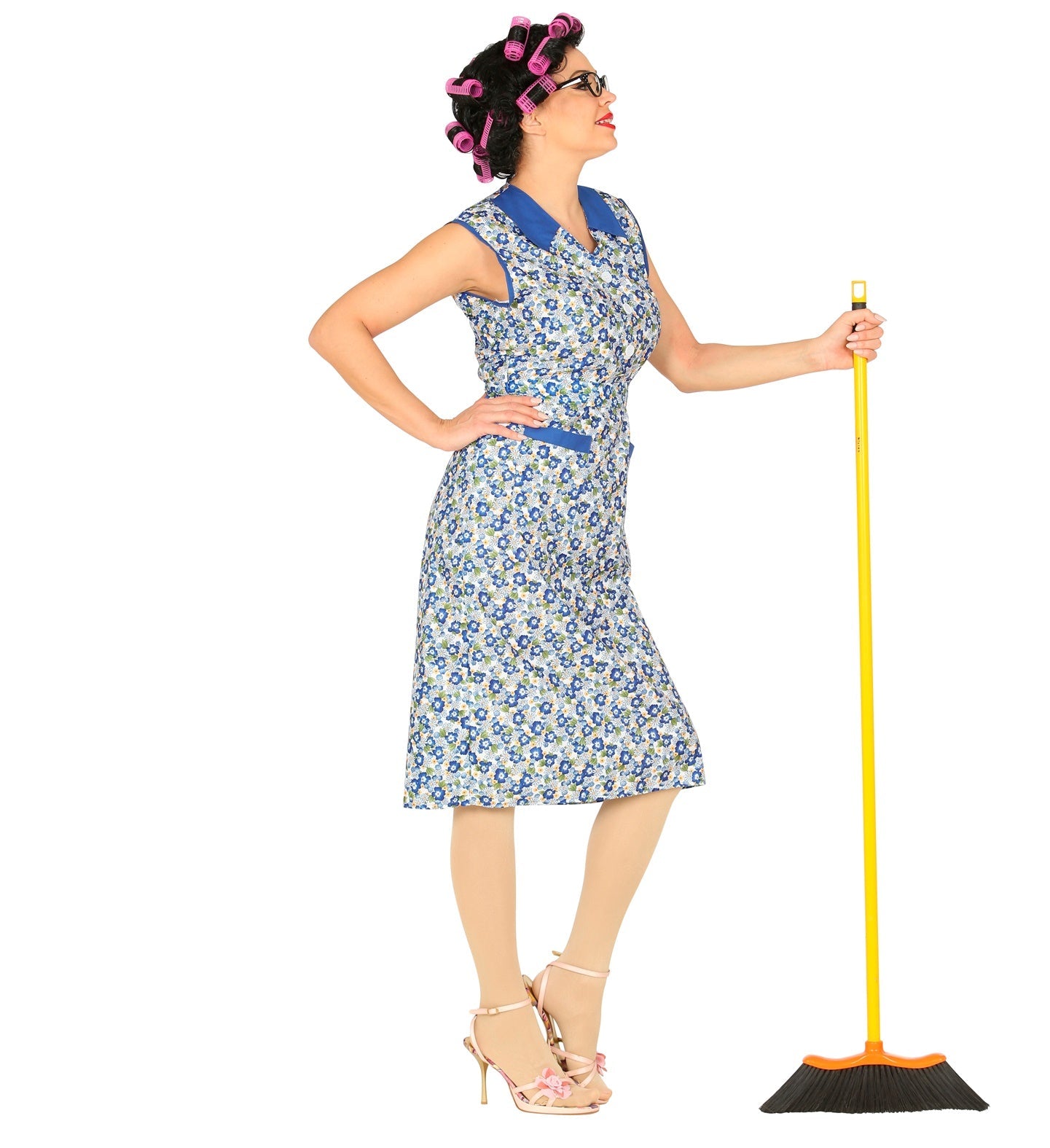 Frau in altrosa Kittel-Kostüm mit Perücke und Besen.