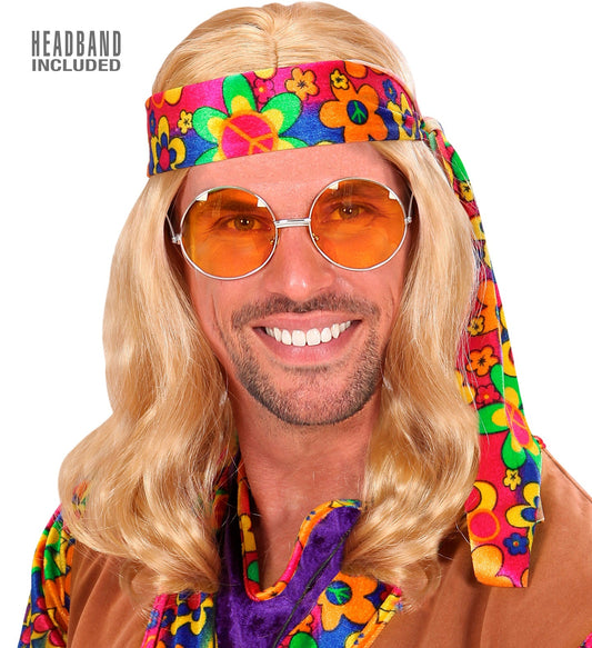 Blonde Hippie-Perücke mit langem Haar und braunem Kopfband auf weißem Hintergrund.