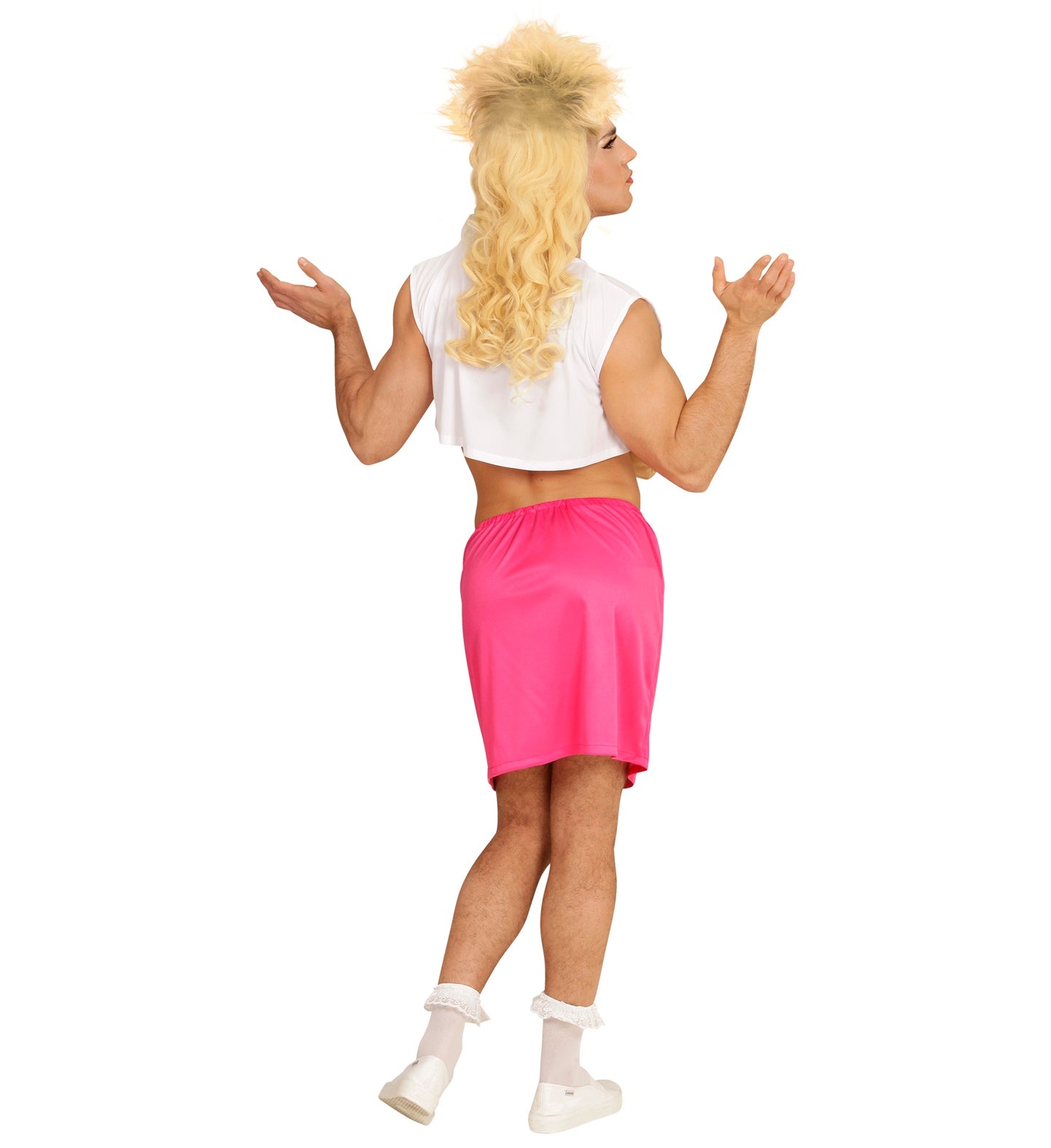 Mann in blondem Mullet-Haar, weißem Crop-Top und pinken Shorts, Arme ausgestreckt.