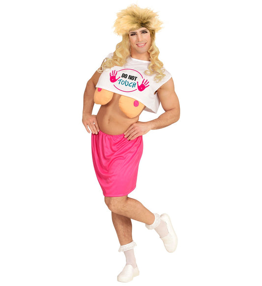 Mann in blondem Perücken-Kostüm mit "Hupen Hottie"-Shirt, falschen Brüsten und pinker Shorts.