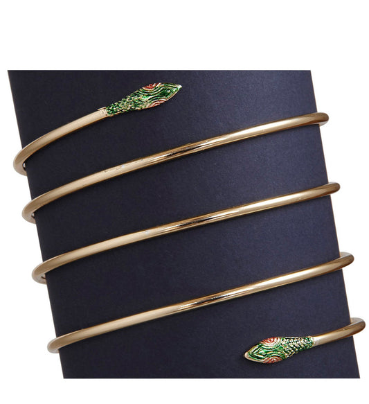 Goldfarbenes Armband in Schlangenform, inspiriert von ägyptischem Stil.