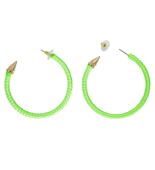 Zwei neon-grüne Creolen-Ohrringe aus Kunststoff mit goldenen Spitzen und Steckverschluss.