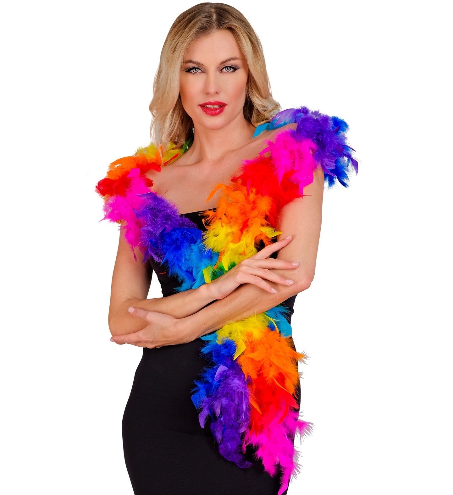 Eine Frau trägt ein neonfarbiges Regenbogen-Federboa in leuchtenden Farben um die Schultern.