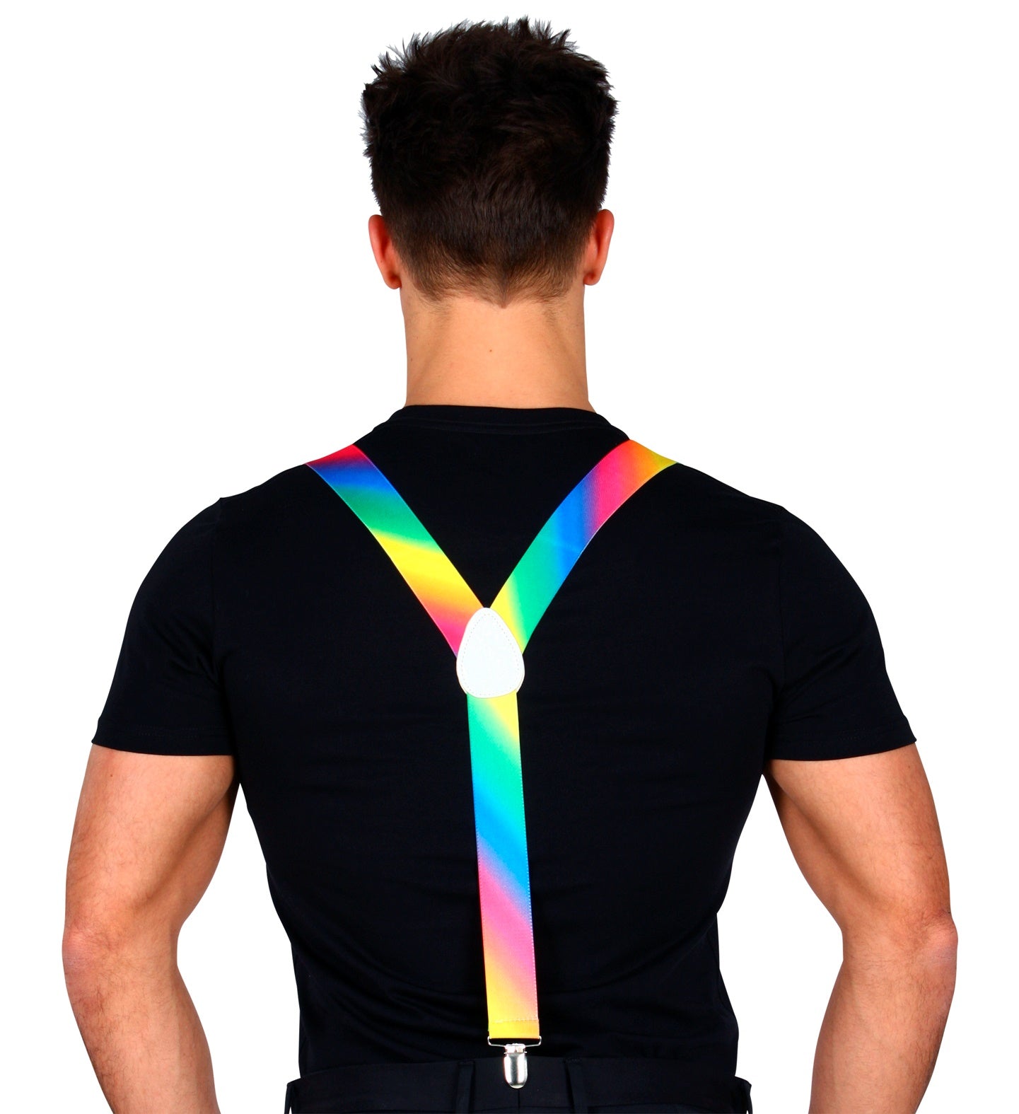 Mann trägt neonfarbene Regenbogen-Hosenträger mit Farbverlauf über schwarzem T-Shirt.
