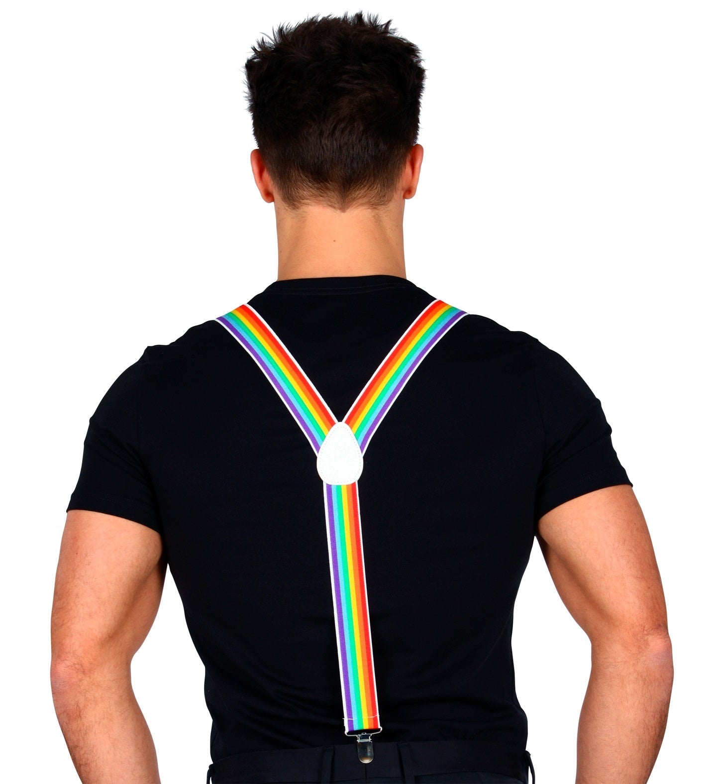 Rückansicht eines Mannes mit verstellbaren Neon-Regenbogen-Hosenträgern auf schwarzem T-Shirt.