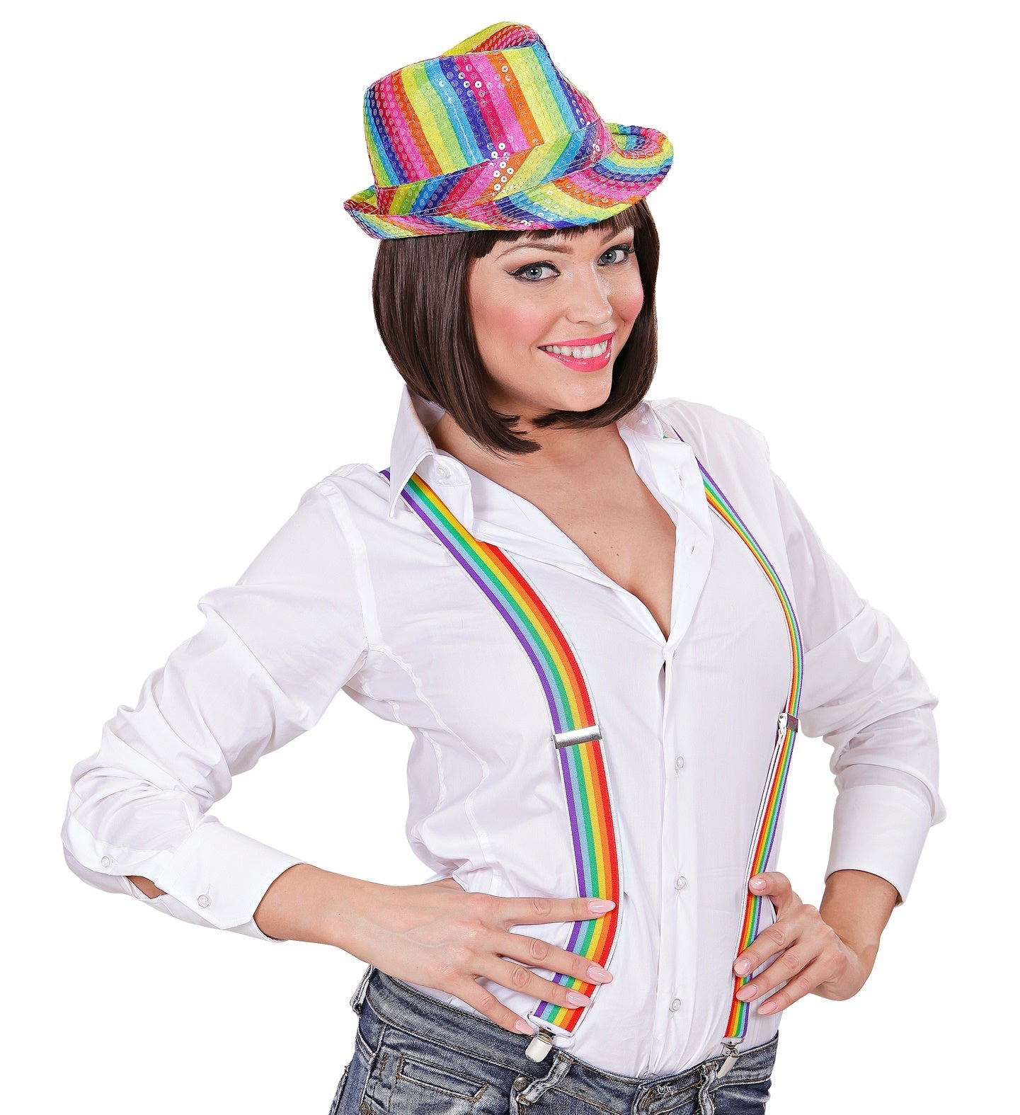 Frau mit brünetter Bobfrisur trägt neon-regenbogenfarbene Hosenträger zu weißem Hemd und Jeans.