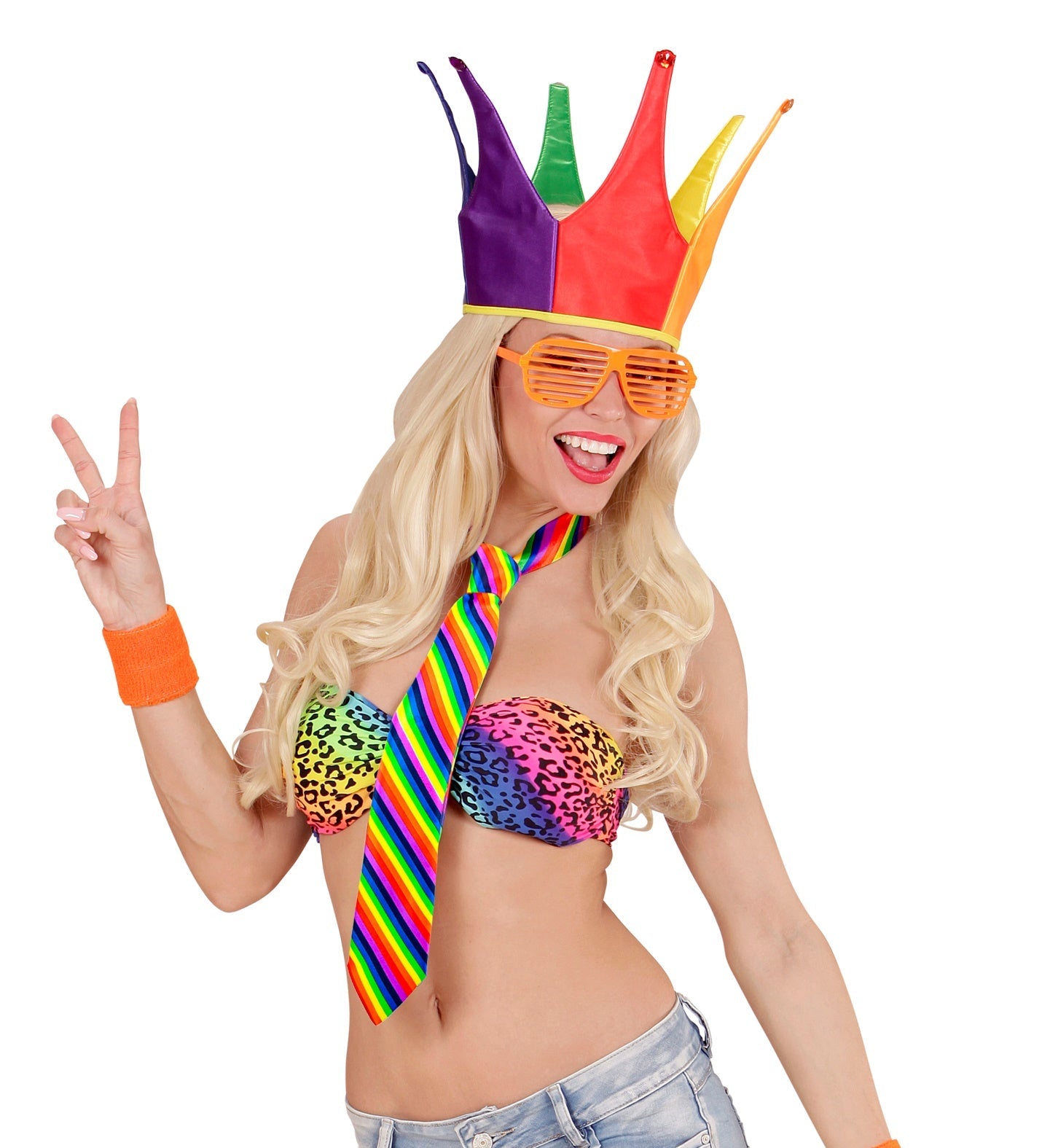 Leuchtende Neon-Regenbogen-Krawatte aus Satin in Sicht auf Modell.