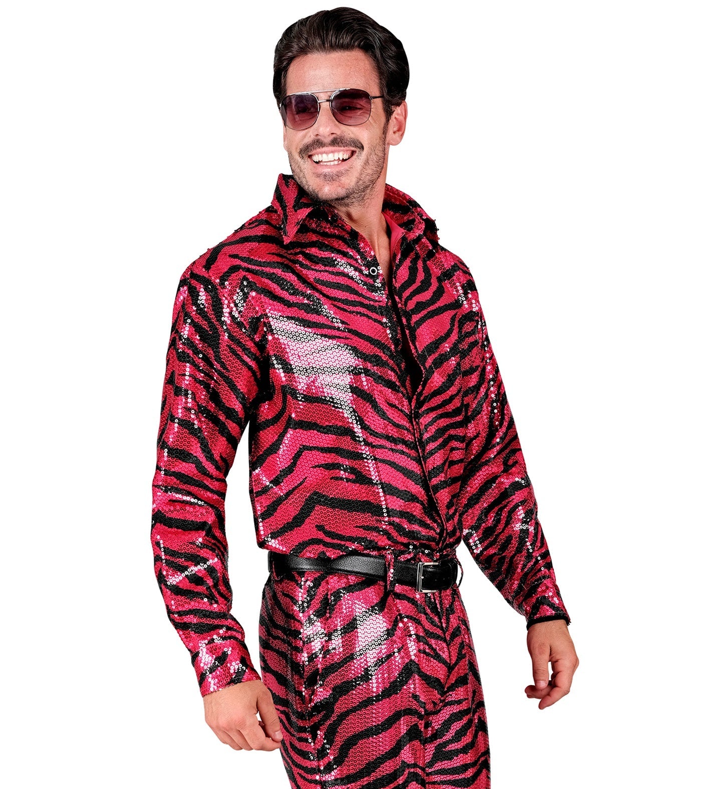 Mann in reversiblem Paillettenhemd mit pink-silbernem Zebralook.