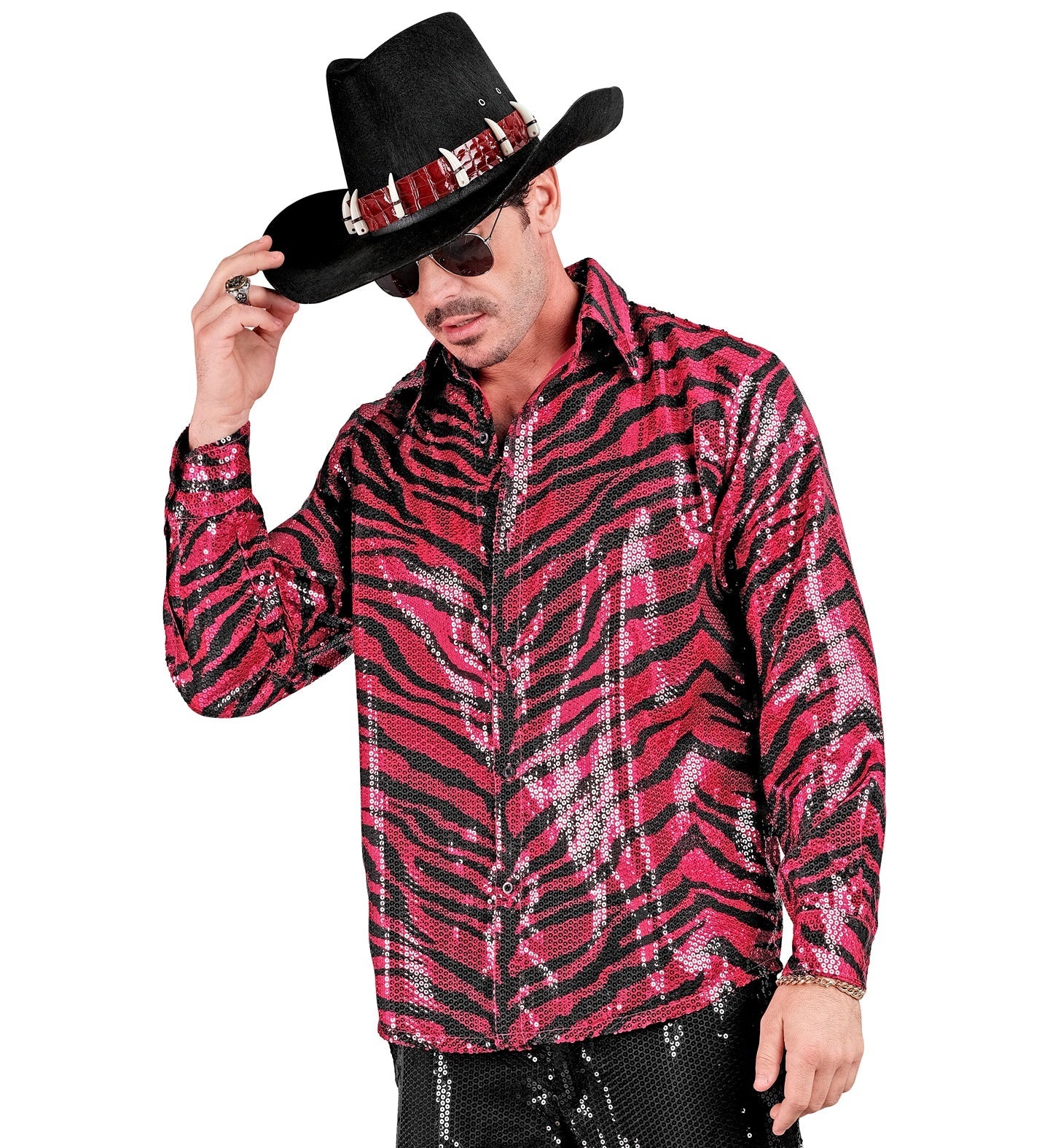 Mann im reversiblen Paillettenhemd mit pink-silbernem Zebralook und Cowboyhut.