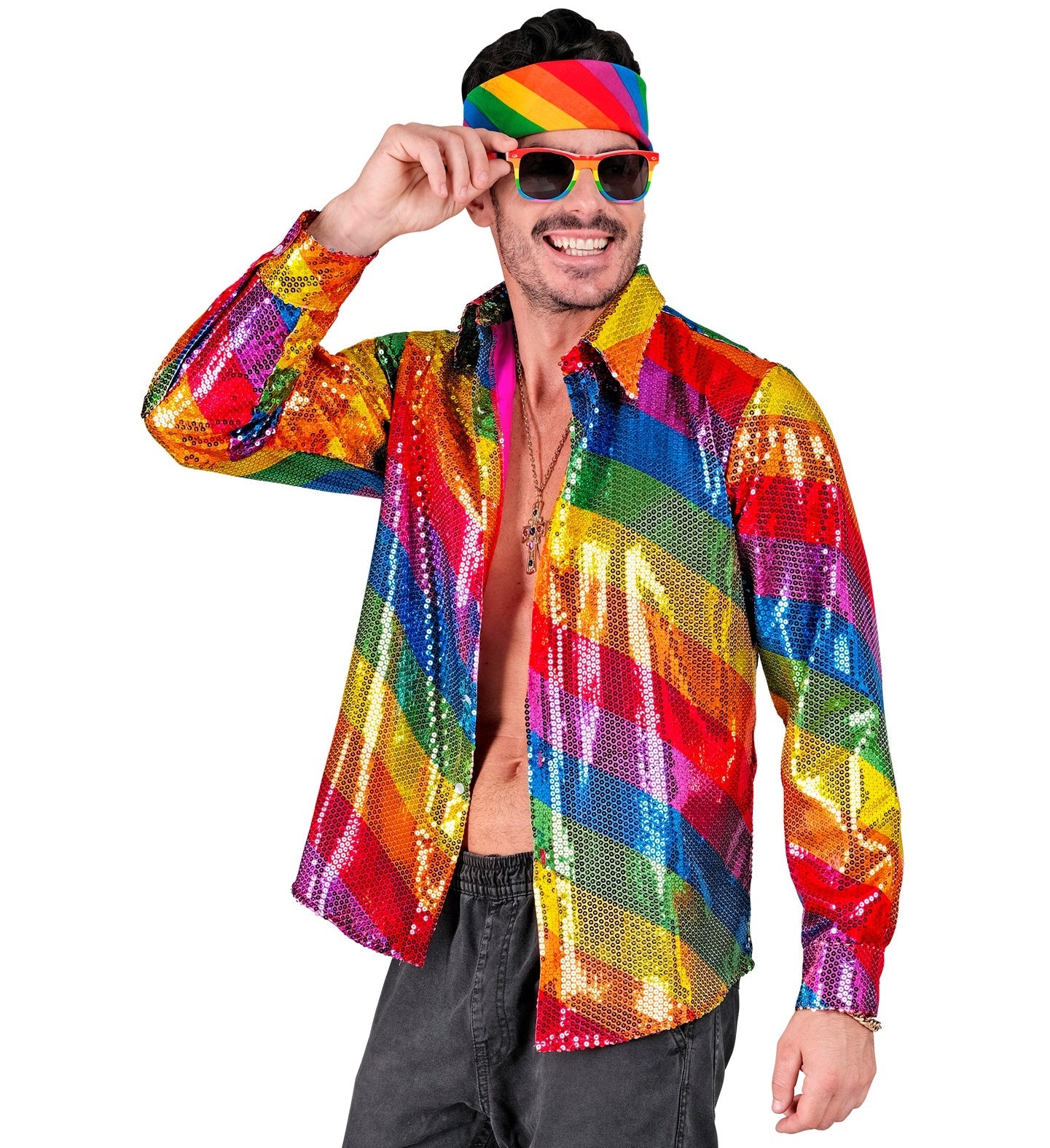 Mann in paillettenbedecktem Regenbogen-Hemd mit Sonnenbrille und Headband.