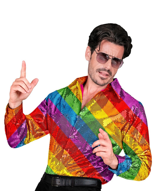 Mann in buntem Pailletten-Hemd mit Regenbogenmuster, das einen Finger hebt.