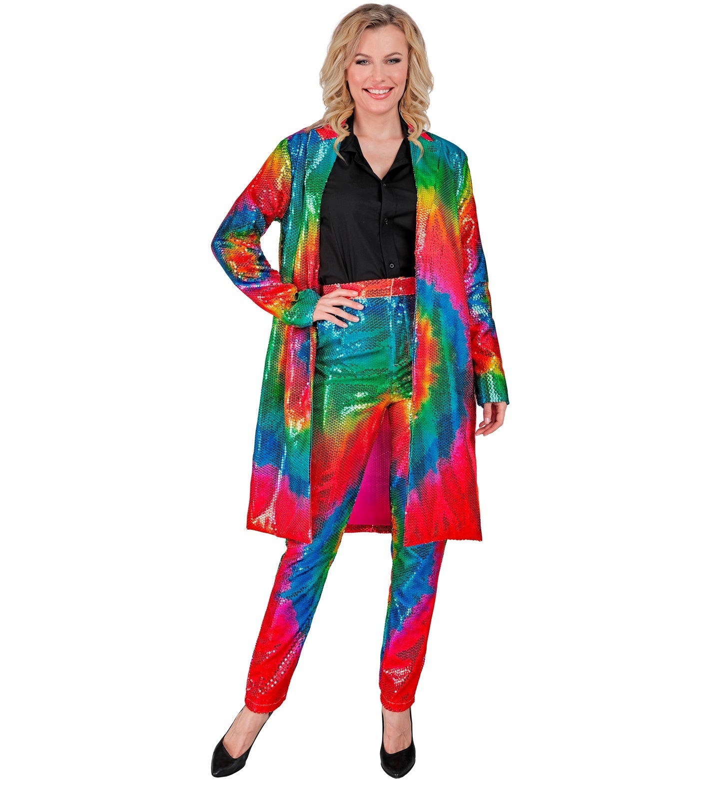 Frau in regenbogenfarbenem Paillettenmantel mit Tie-Dye-Muster und schwarzer Bluse.