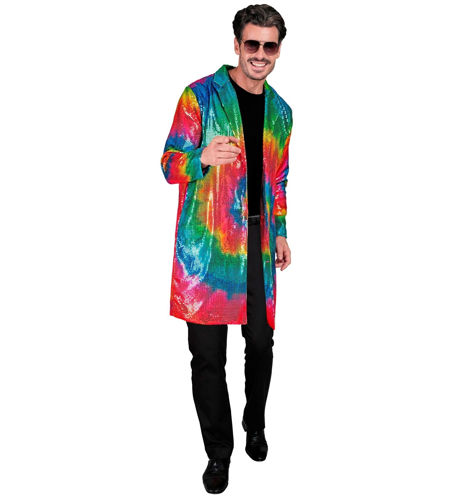 Pailletten-Mantel im Tie-Dye-Regenbogenmuster, getragen von einem Mann.