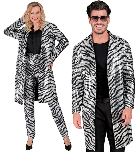 Paar in schimmerndem Zebramuster-Paillettenmantel und -Anzug, Mann und Frau posieren.