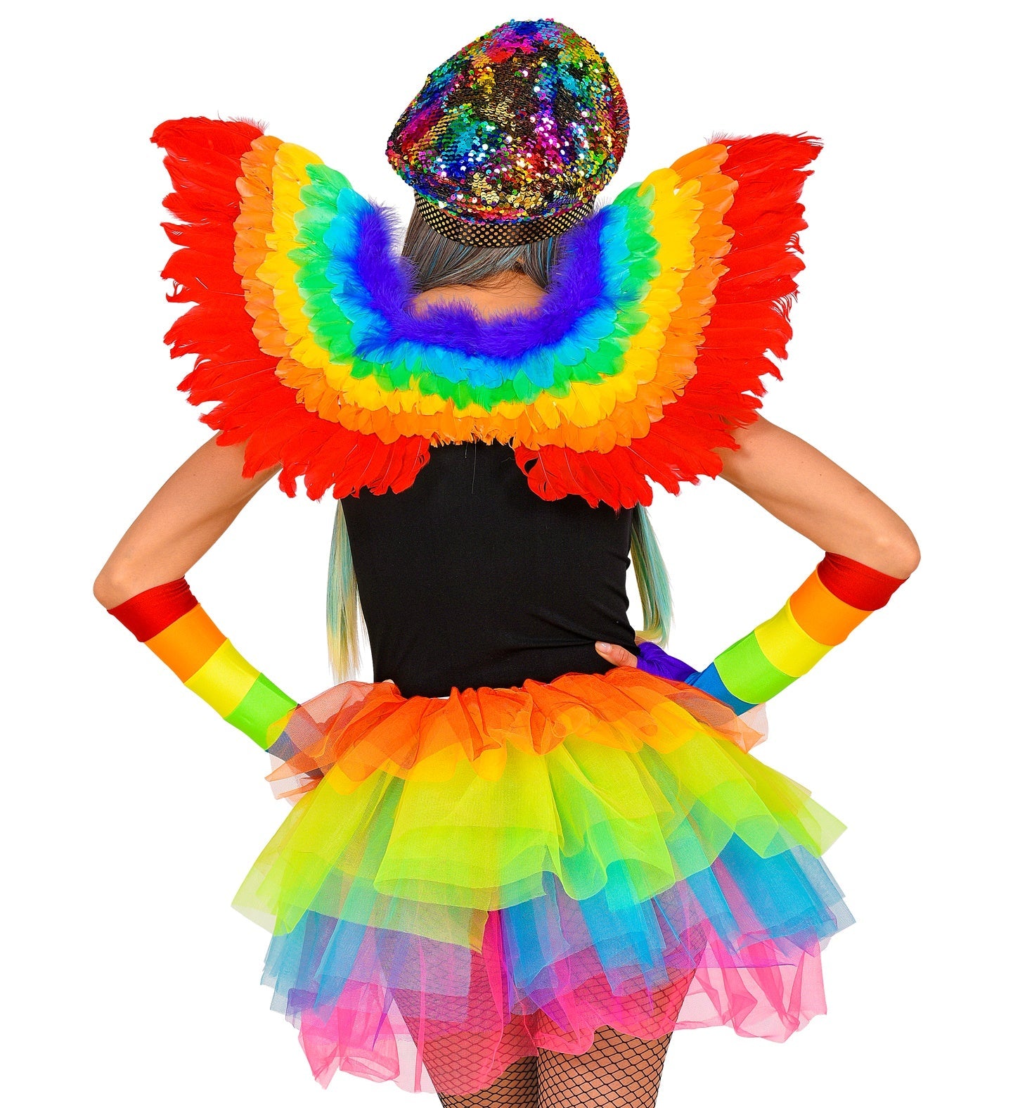 Regenbogen-Schirmmütze mit Pailletten und gesträhnten Haaren von hinten gesehen.