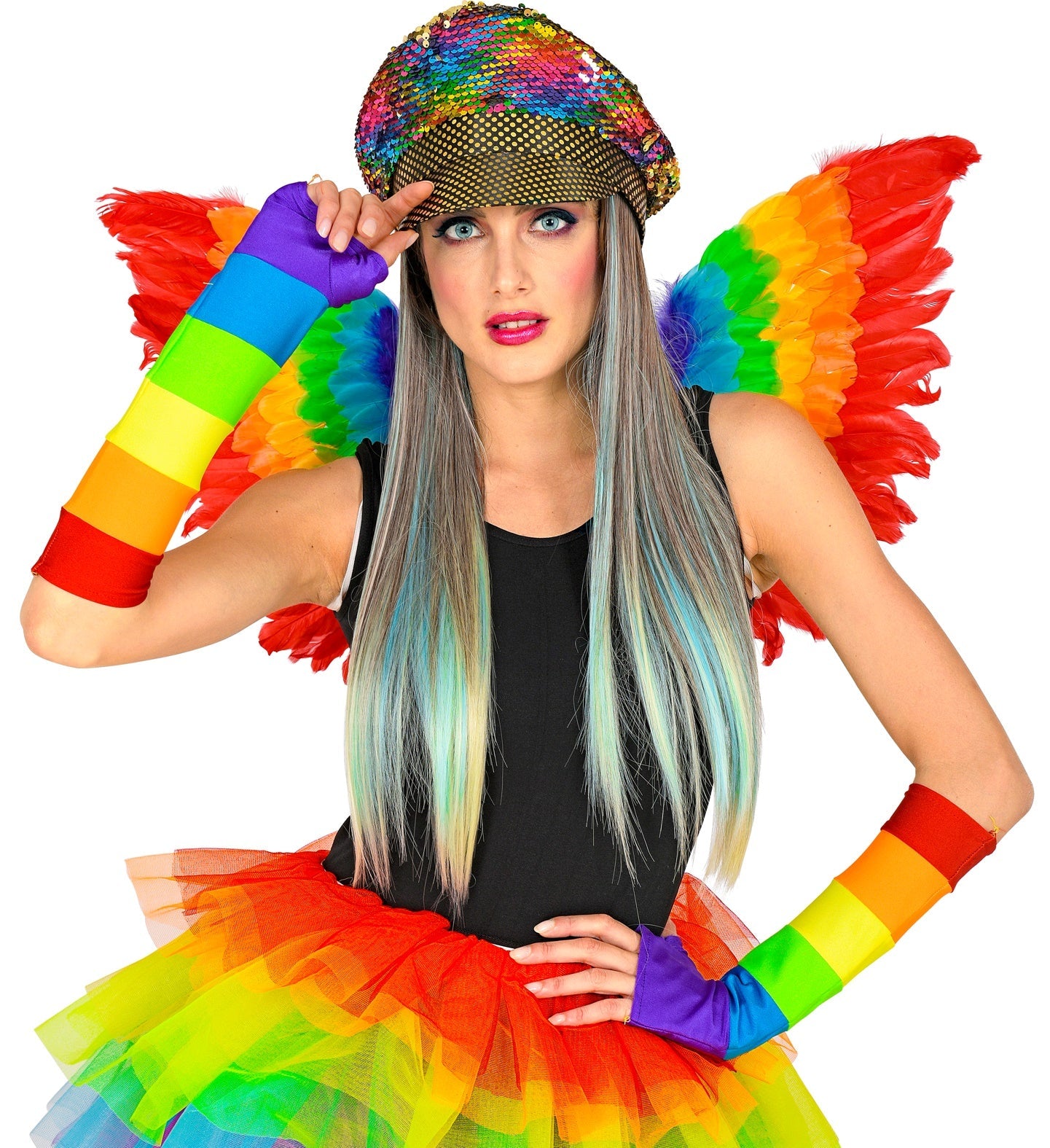 Frau mit Regenbogen-Pailletten-Schirmmütze, gesträhnten Haaren und bunten Flügeln.