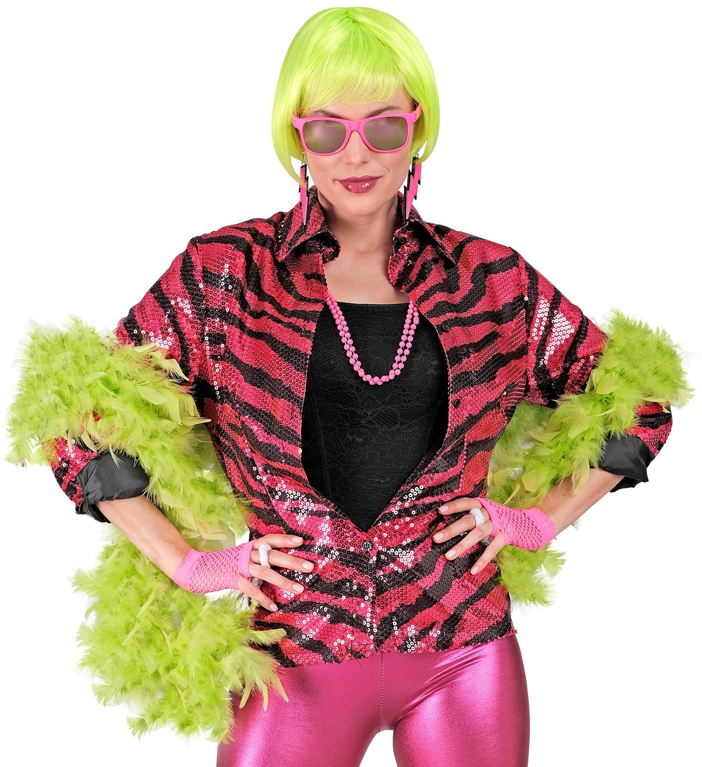 Frau in pink-schwarzer Pailletten-Zebrabluse mit Chiffon-Ärmeln.