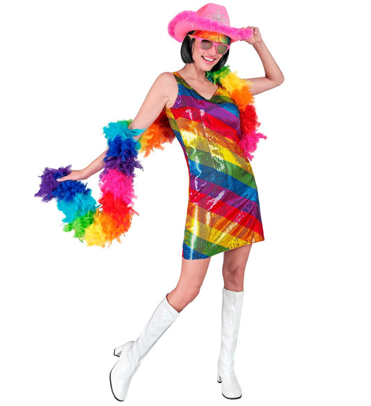 Widmann Paillettenkleid mit Regenbogenmuster, getragen von einer Person mit Hut und Boa.