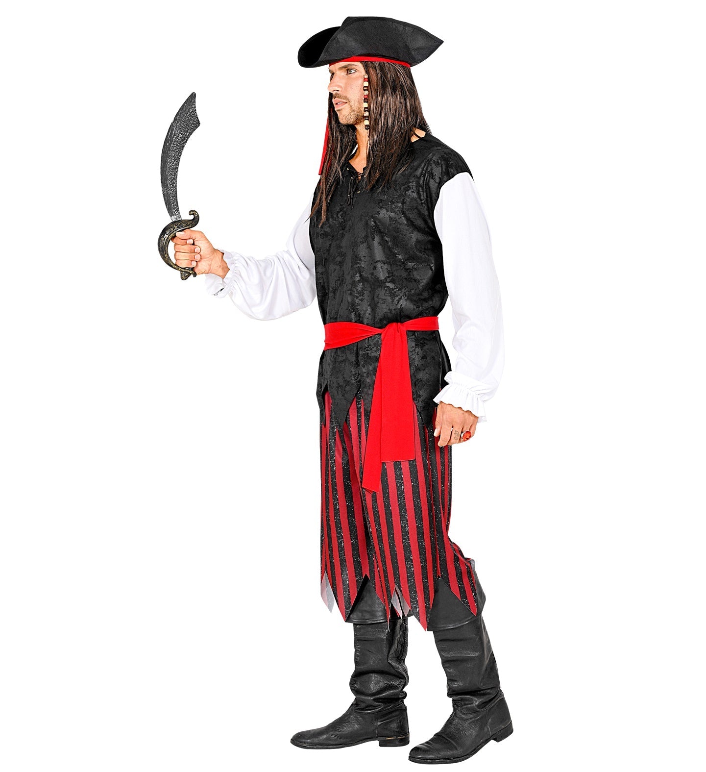 Mann im schwarzen Piratenkostüm mit Hut, Hemd, Weste, Hose, Gürtel und Säbel.