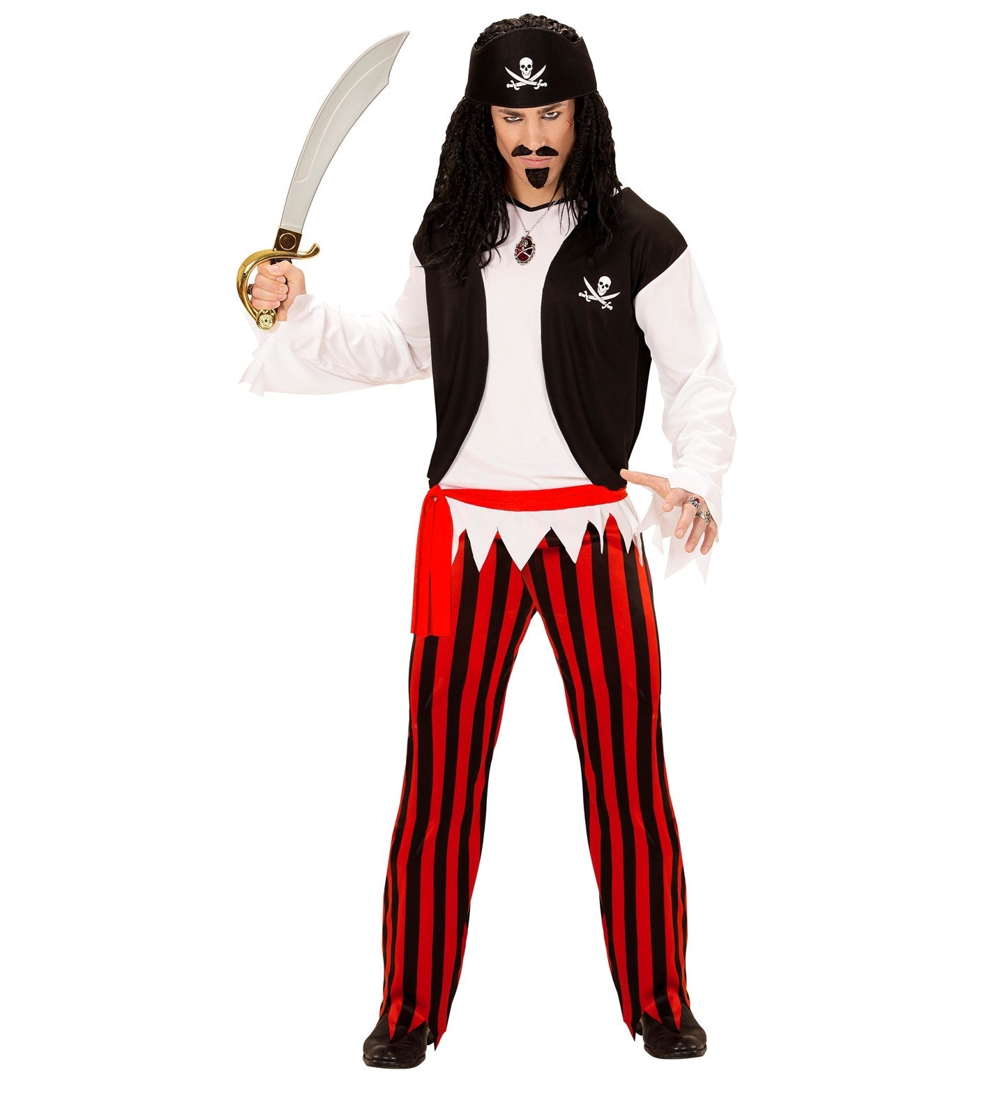 Mann in Piratenkostüm mit T-Shirt, Weste, roter Hose und Gürtel, hält Schwert.