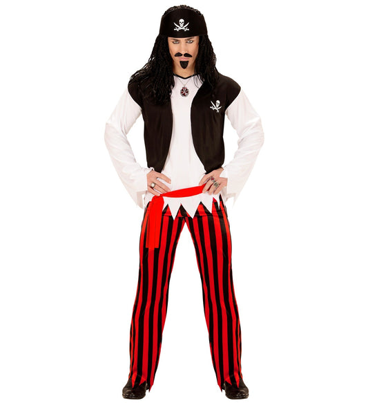 Mann im Widmann Piraten Kostüm mit T-Shirt, Weste, gestreifter Hose und Gürtel.