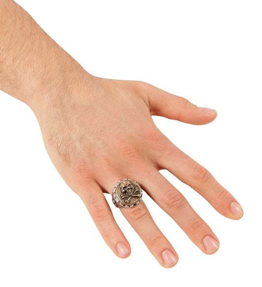 Verstellbarer Piratenring mit Totenkopf und gekreuzten Knochen auf Hand.