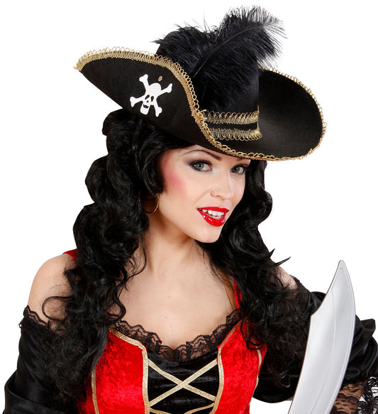 Schwarzer Piratenhut mit Totenkopfsymbol und schwarzer Feder als Kostümaccessoire.