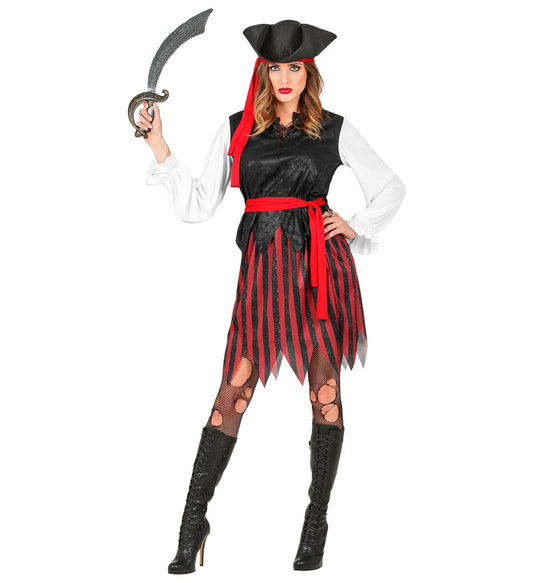 Frau in Piratenkostüm mit Hut, Säbel, Bluse, Weste, Rock und Gürtel.