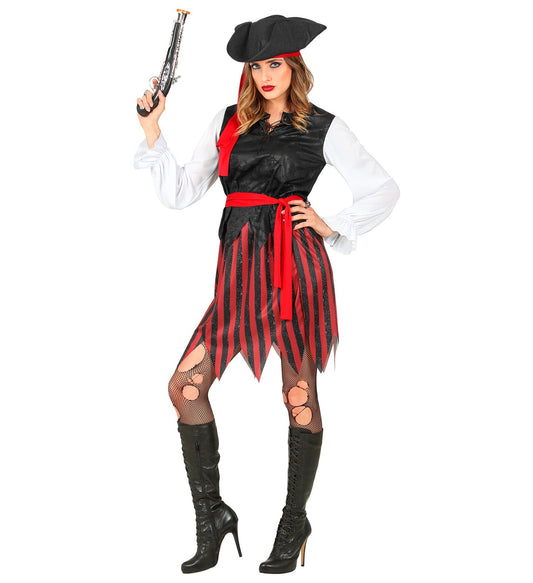Frau in Piratenkostüm mit Hut, Weste, Bluse, Rock, Gürtel und Pistole.