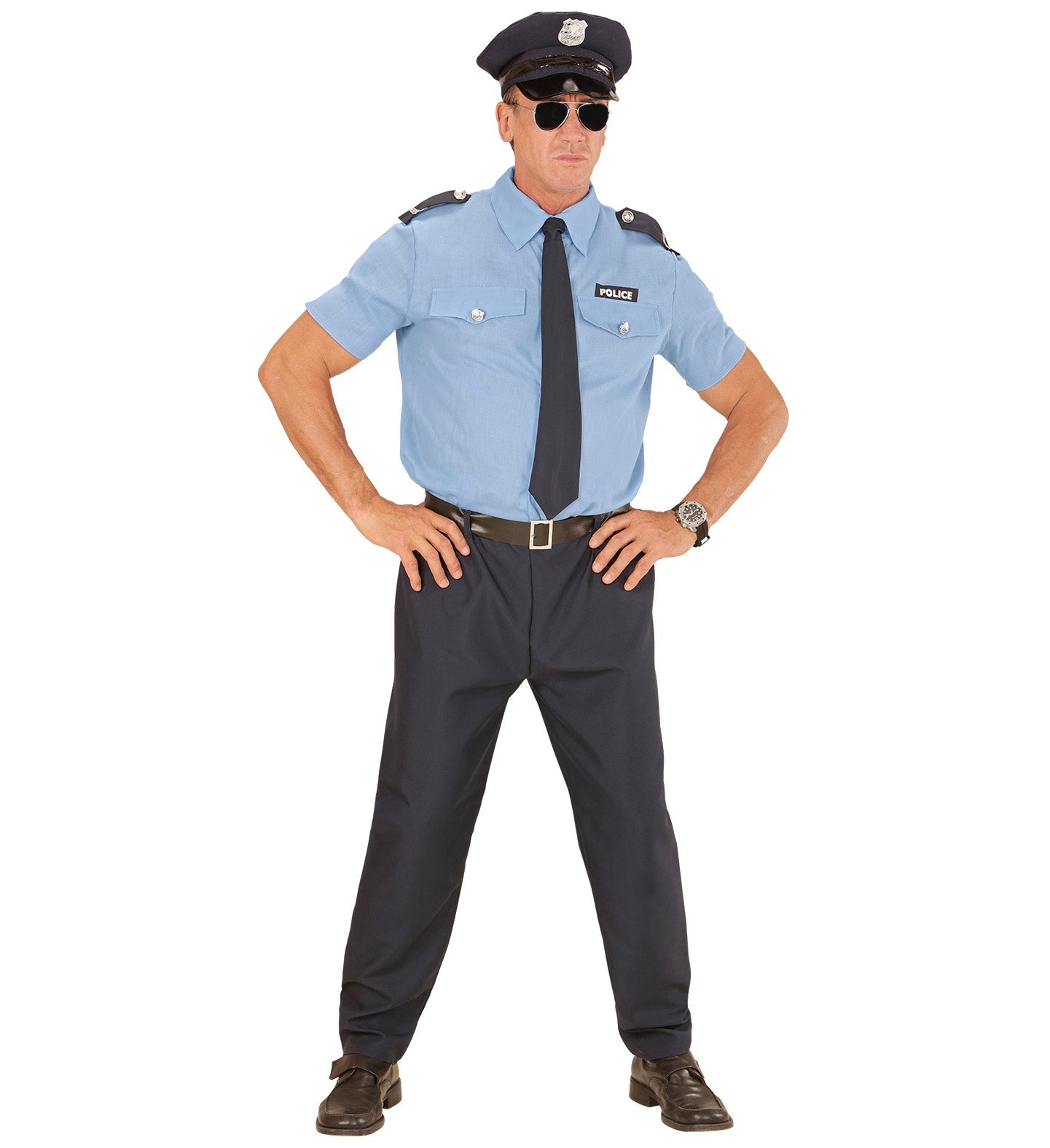 Mann in blauer Polizeiuniform mit Mütze, Sonnenbrille, Krawatte und Gürtel.