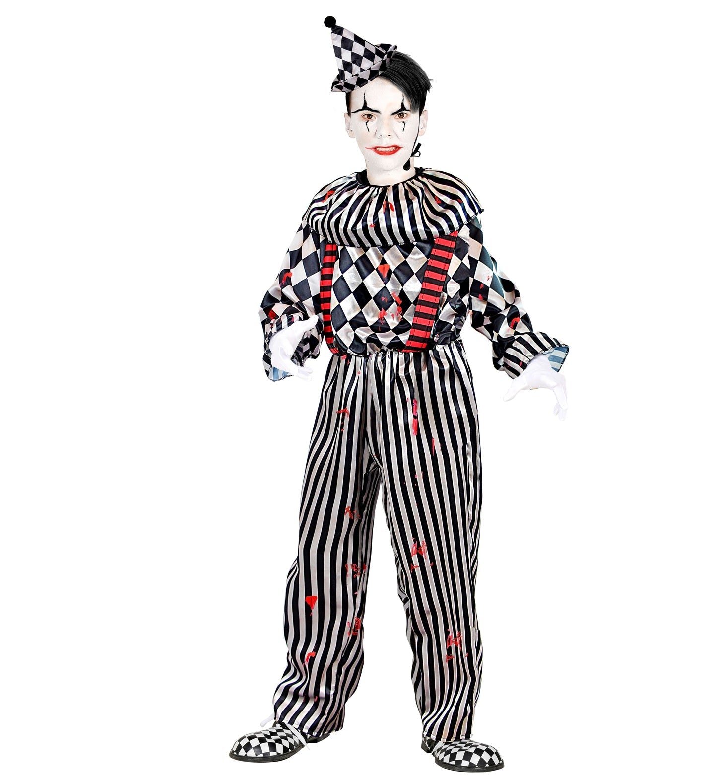 Ein Kind in Retro-Clown-Kostüm mit Overall, Kragen, Hosenträgern und Mütze.