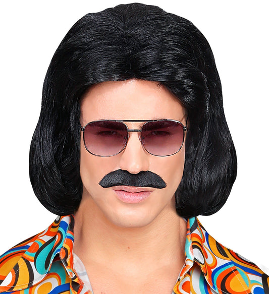 Schwarze Herrenperücke im 70er-Jahre-Stil mit passendem Schnurrbart aus synthetischen Fasern.