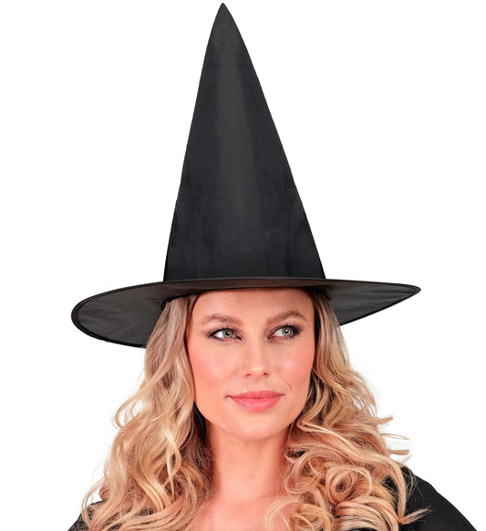 Schwarzer Satin Hexenhut mit spitzer Silhouette für Erwachsene auf weißem Hintergrund.