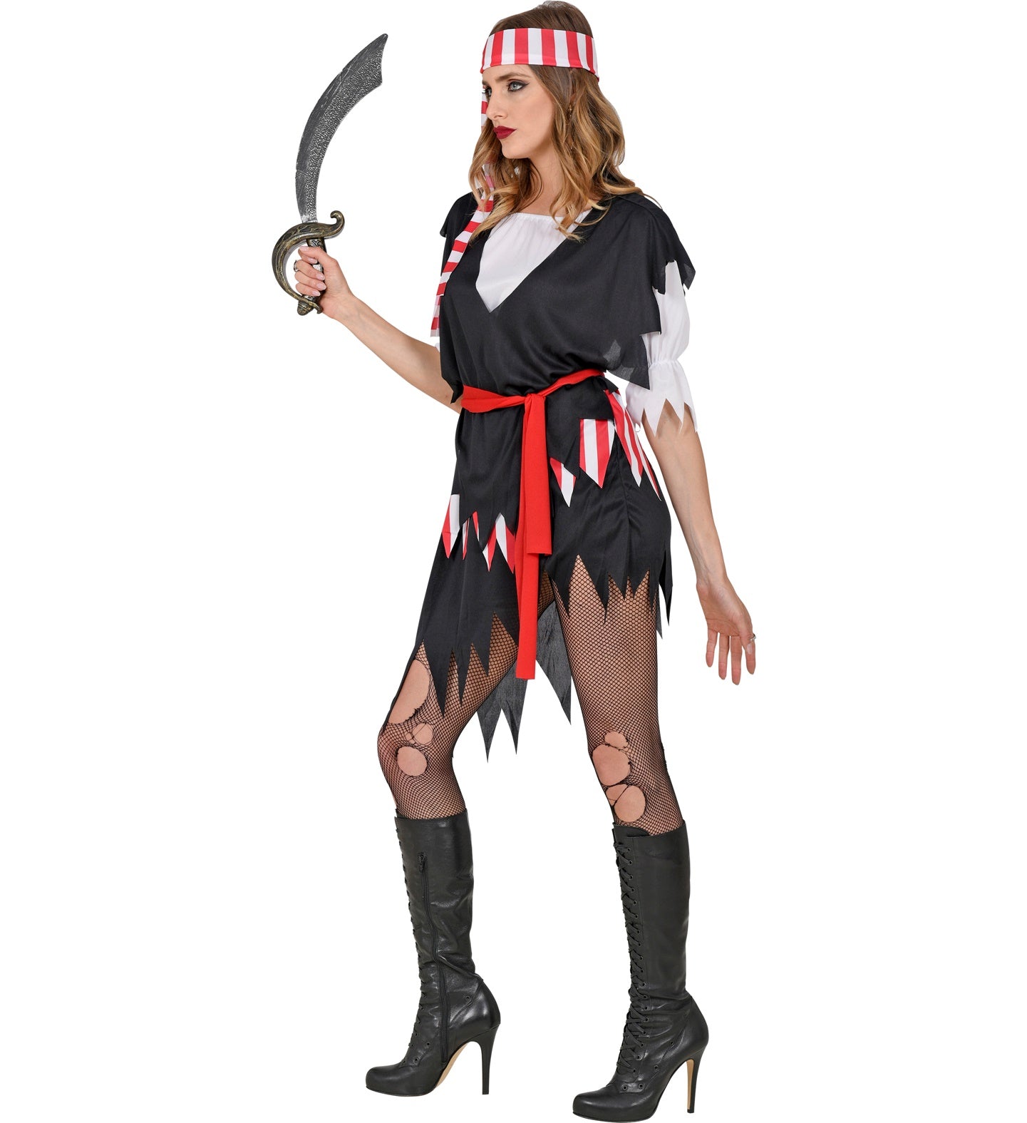 Frau in schwarzem Piratenkleid mit Gürtel, Kopftuch und Säbel.