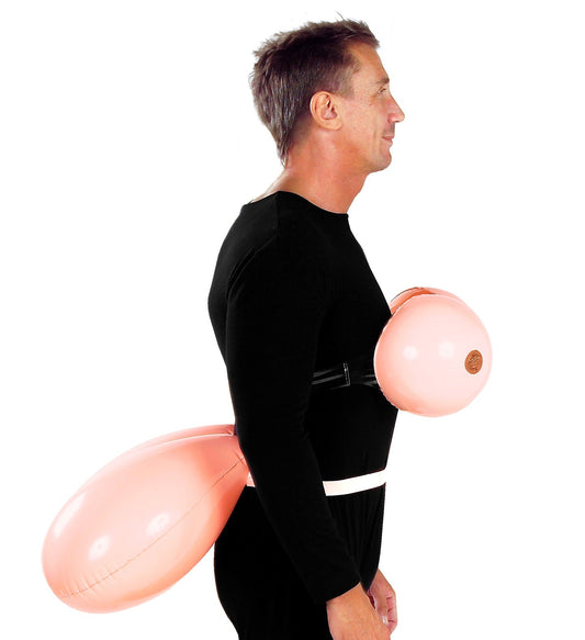 Aufblasbares Set mit überdimensionalen Brüsten und Hintern in lebhaften Farben.