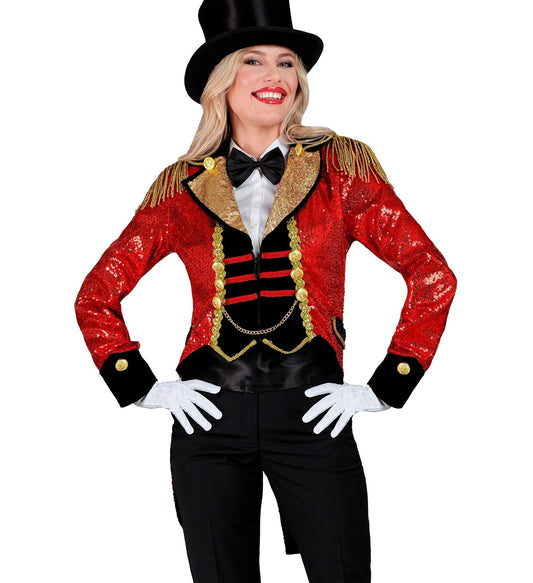 Frau in rot-schwarzem Showtime Frack-Kostüm mit Zylinder und Handschuhen.