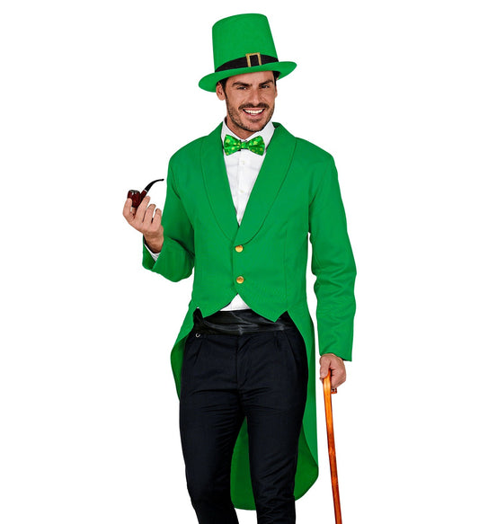 Mann im grünen Samt-Frack-Kostüm für St. Patricks Day mit Zylinder und Pfeife.