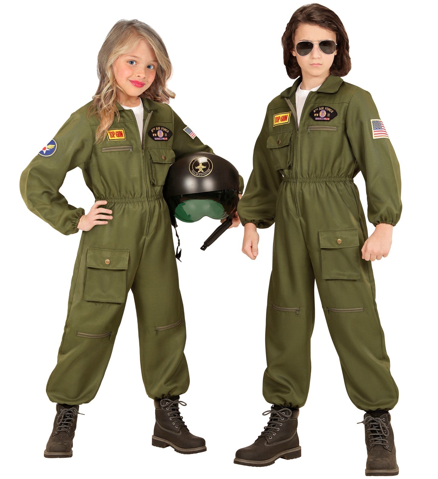 Zwei Kinder in grünem Top Gun Pilotenoverall mit Helm und Abzeichen.
