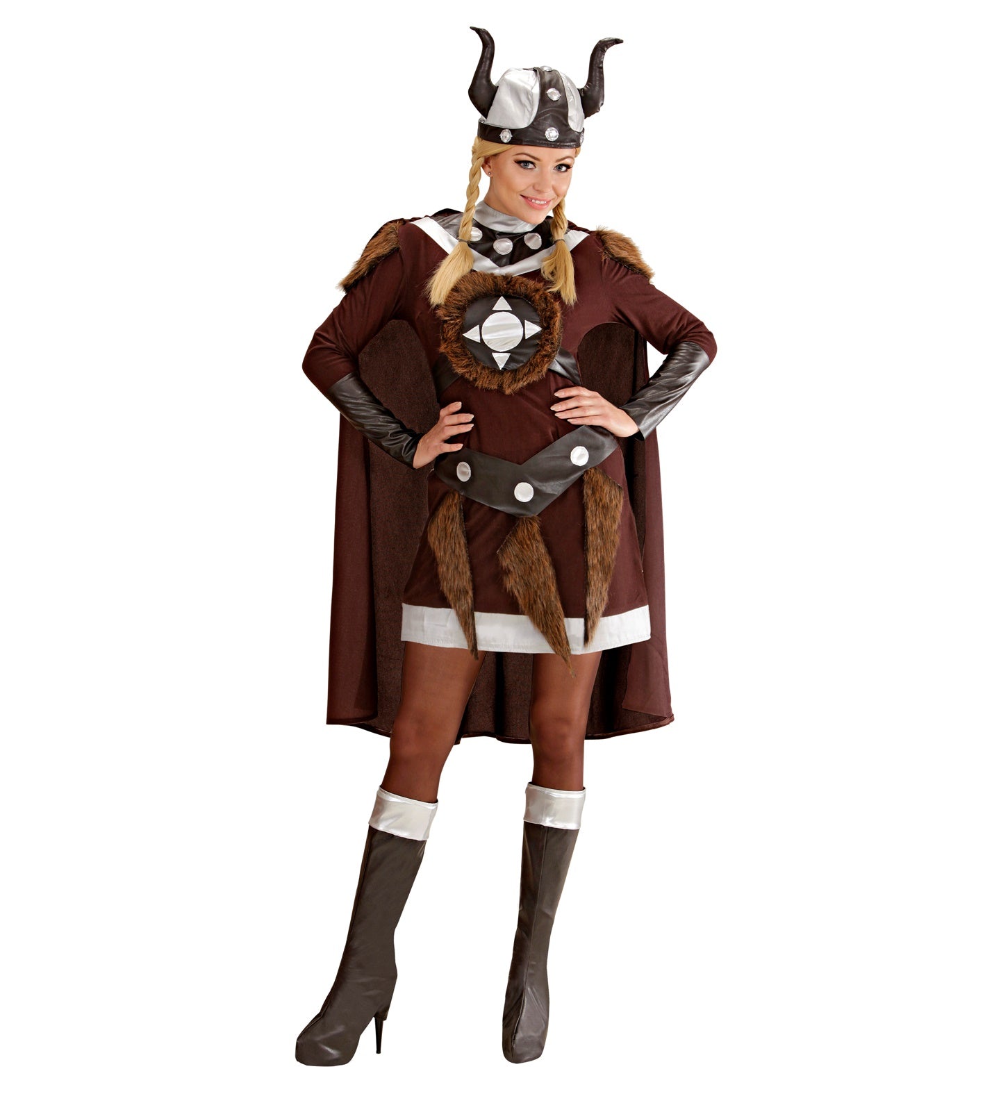 Frau in Wikinger-Damenkostüm mit Helm, Umhang und Kleid.