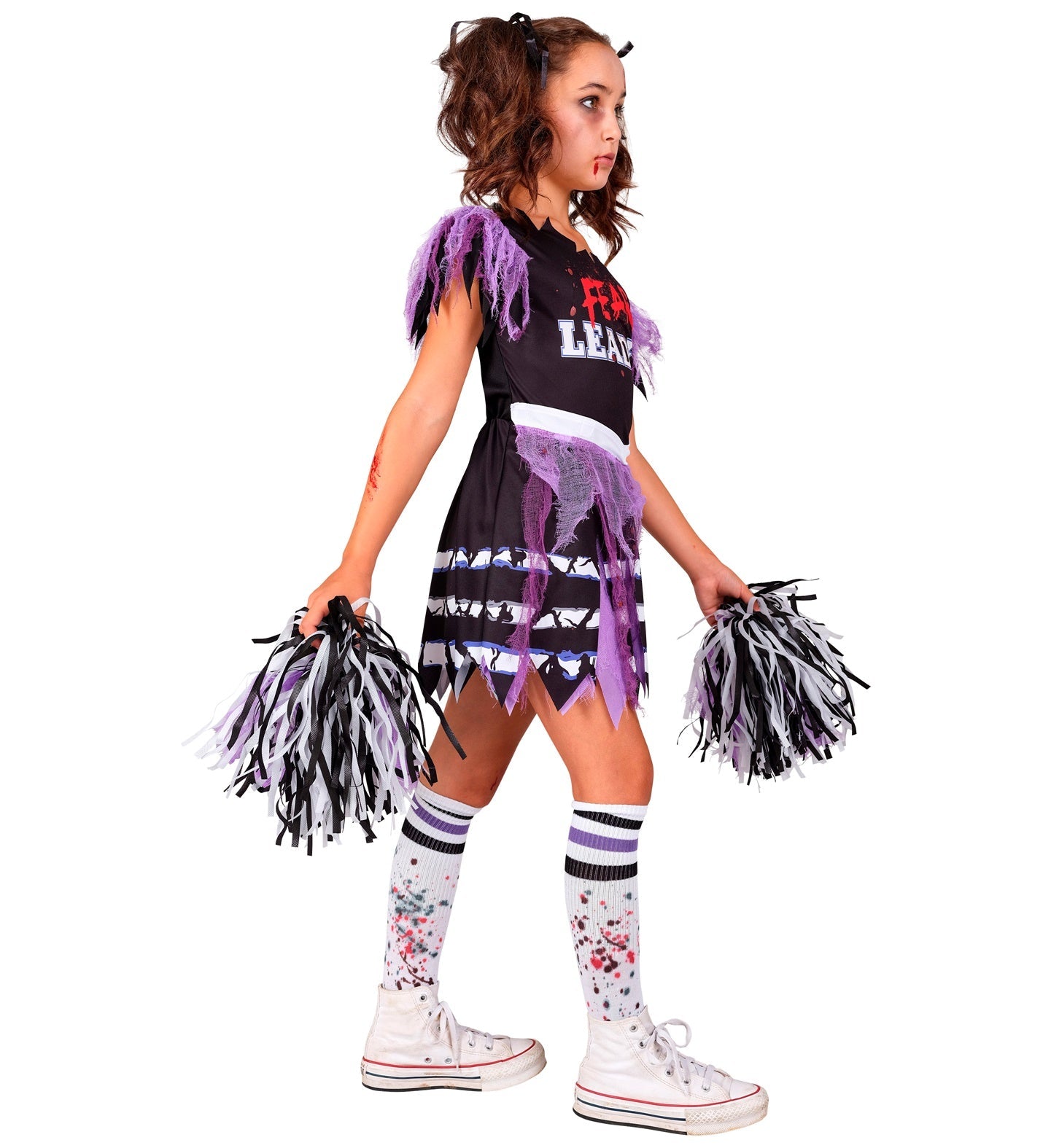 Mädchen trägt Zombie Cheerleader Kostüm mit zerrissenem Kleid, gestreiften Strümpfen und Pompon.