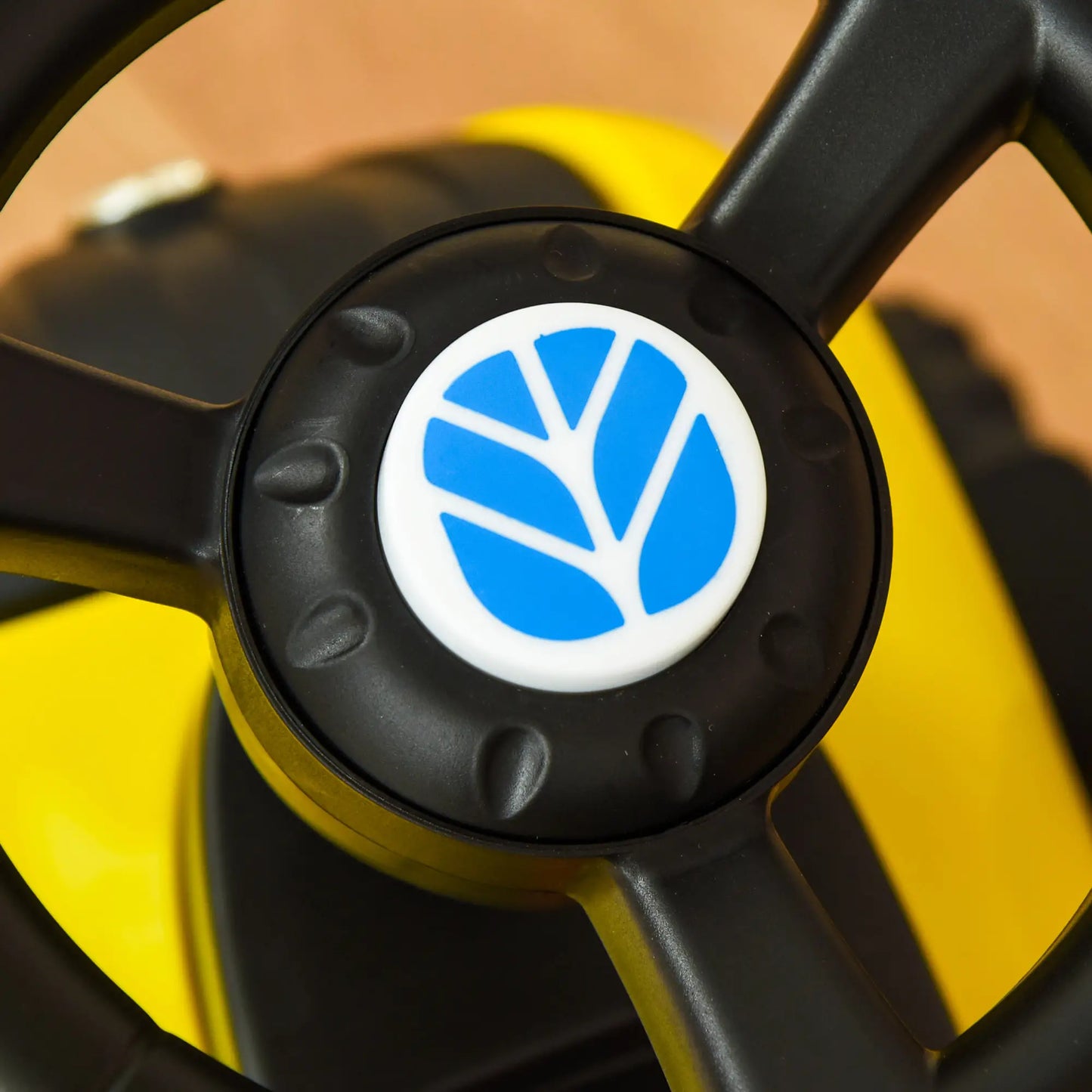 Gelber Rutsch-Traktor aus Kunststoff und Metall mit Anhänger, geeignet für Kinder ab 1 Jahr.